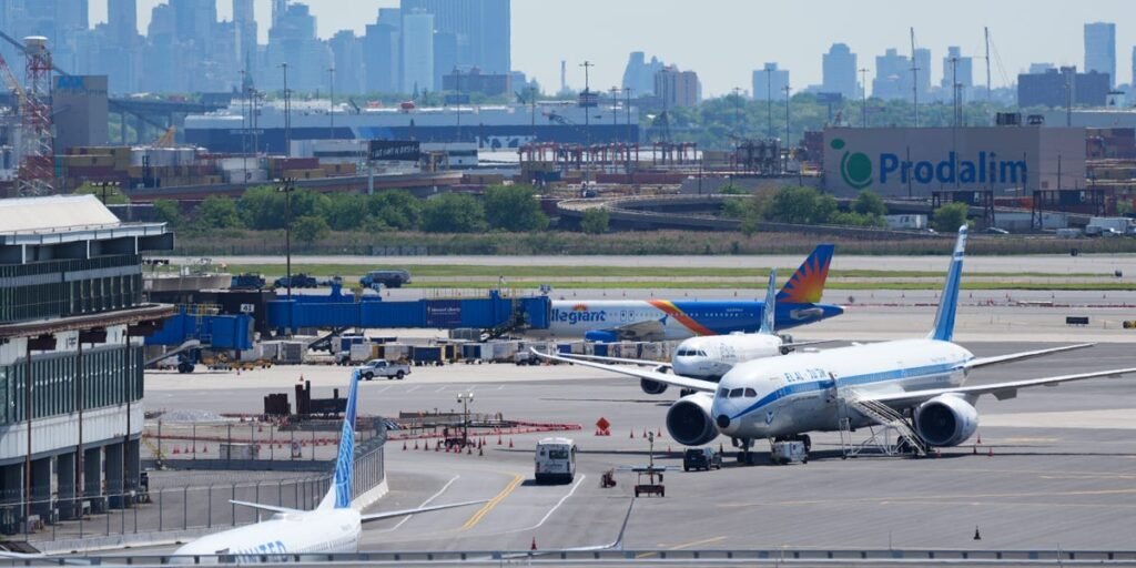 Air Traffic Control Shortages Pile up, Causing Airport Flight Delays