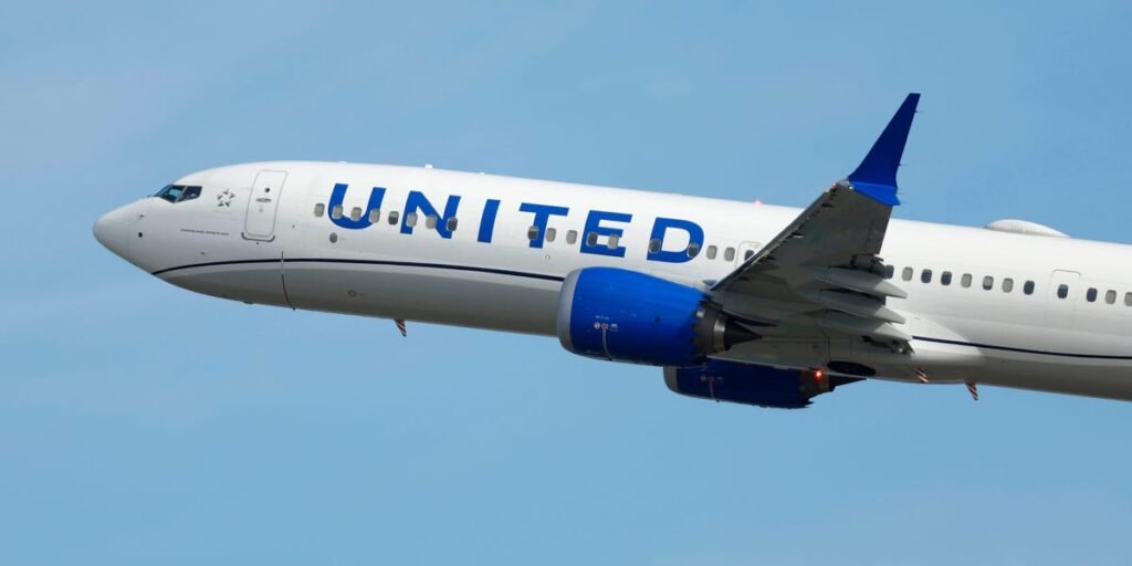 United Airlines Windscreen Cracked in Midair May Have Hit Balloon